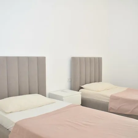 Lura 2 Homes 275 *